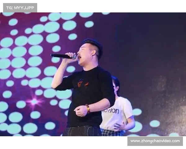 KM冠军赛中外选手对决精彩纷呈，现场观众热情高涨