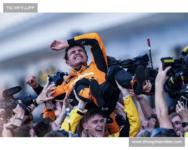 F1阿布扎比站赛后狂欢，诺里斯与粉丝互动庆祝生涯首冠