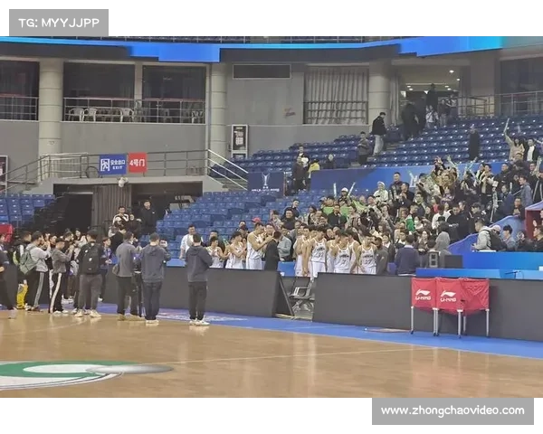 CBA新年大战主题活动,球迷与球员互动合影